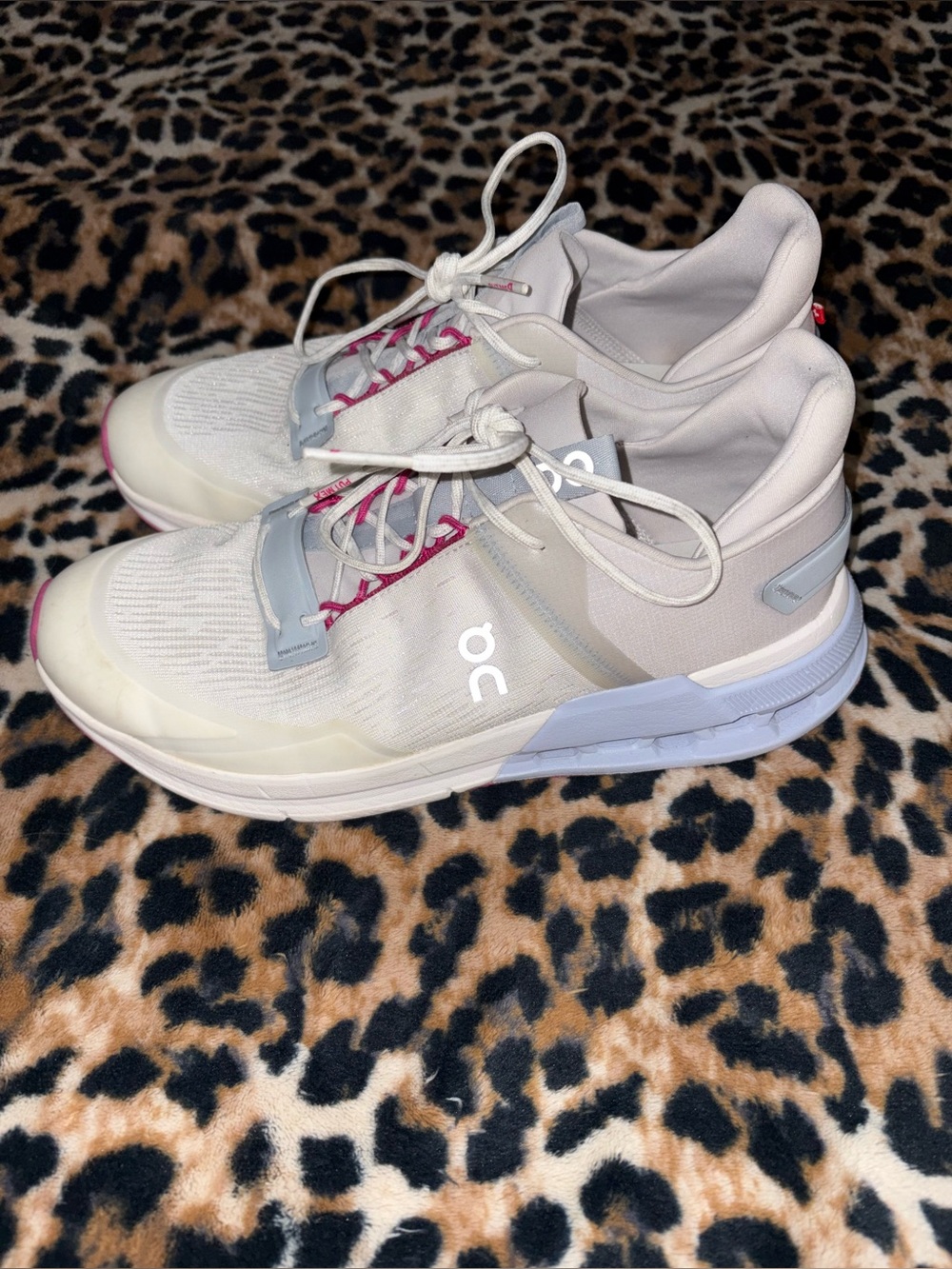 OnCloud Running Women’s size 9 Athletic Sneakers